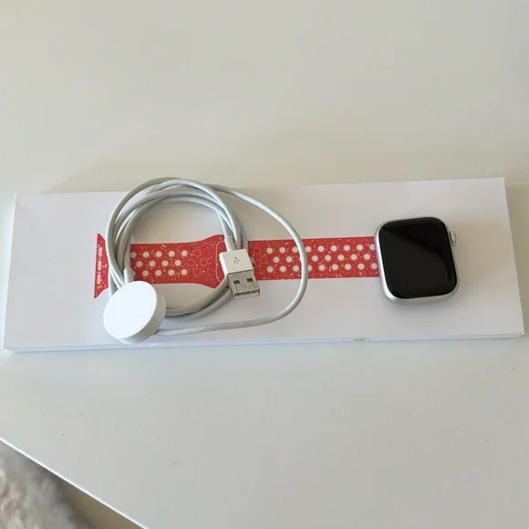 Apple Watch series 8 starlight 41mm - Picture 1 of 3